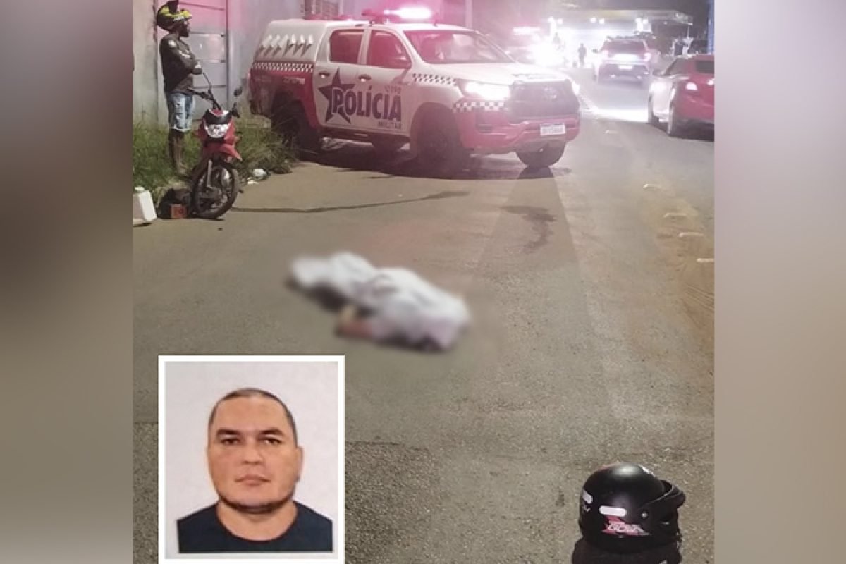 Cena de crime noturna com corpo coberto, viatura policial e foto de identificação da vítima.