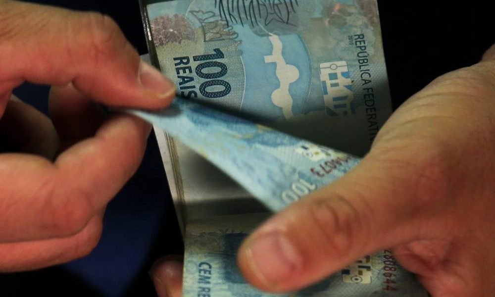 Mercado de trabalho brasileiro concentra 87% das novas vagas na base salarial