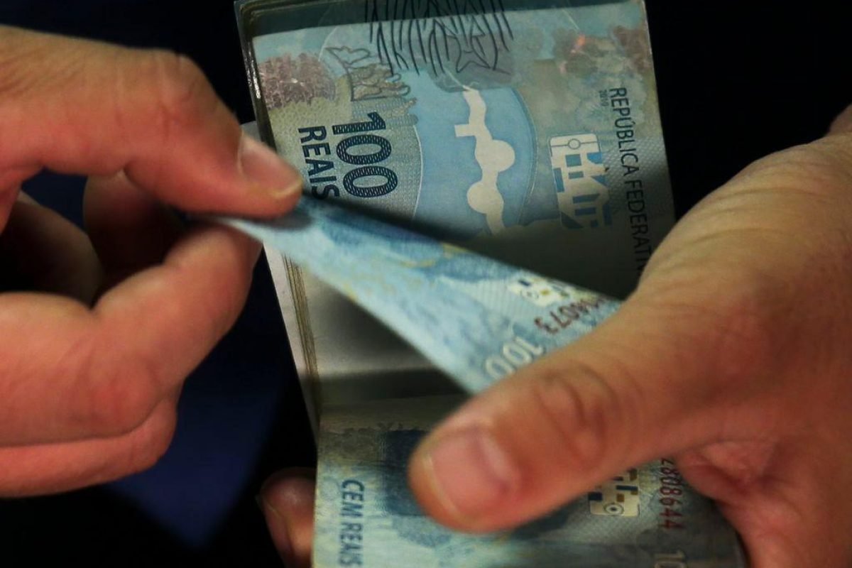 Mercado de trabalho brasileiro concentra 87% das novas vagas na base salarial