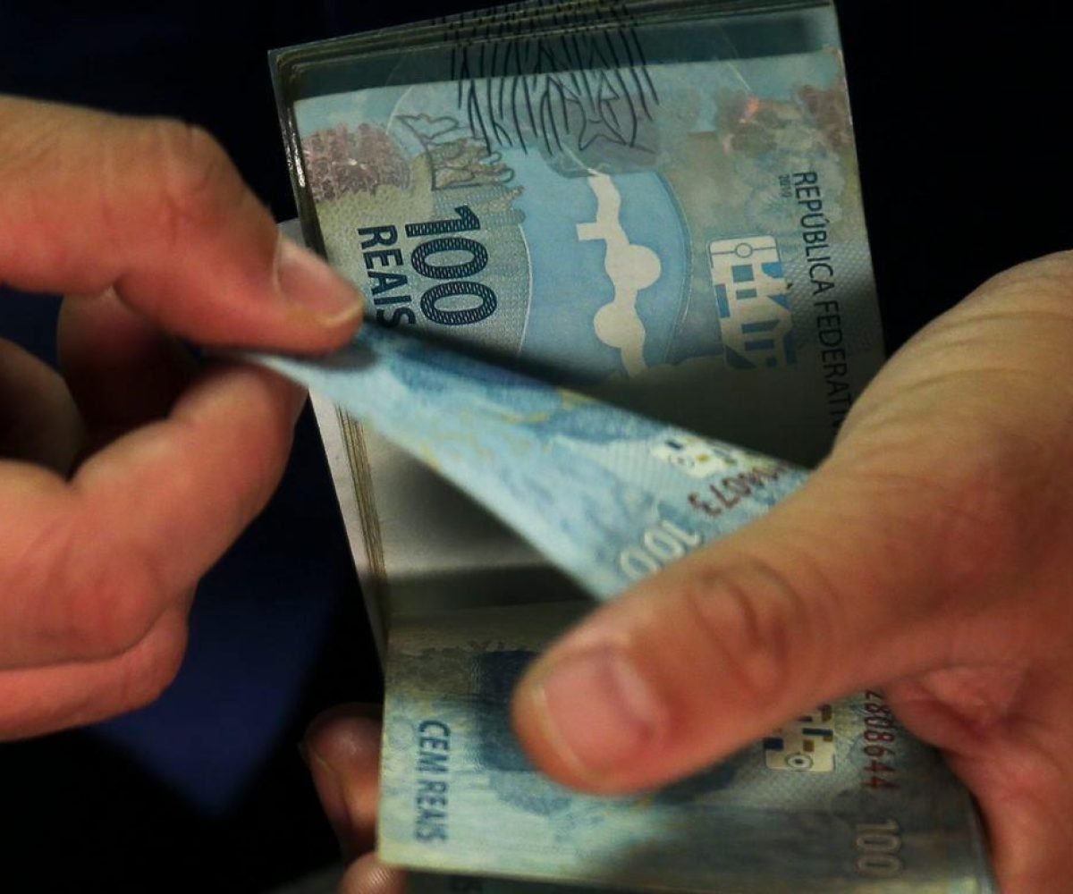 Mercado de trabalho brasileiro concentra 87% das novas vagas na base salarial
