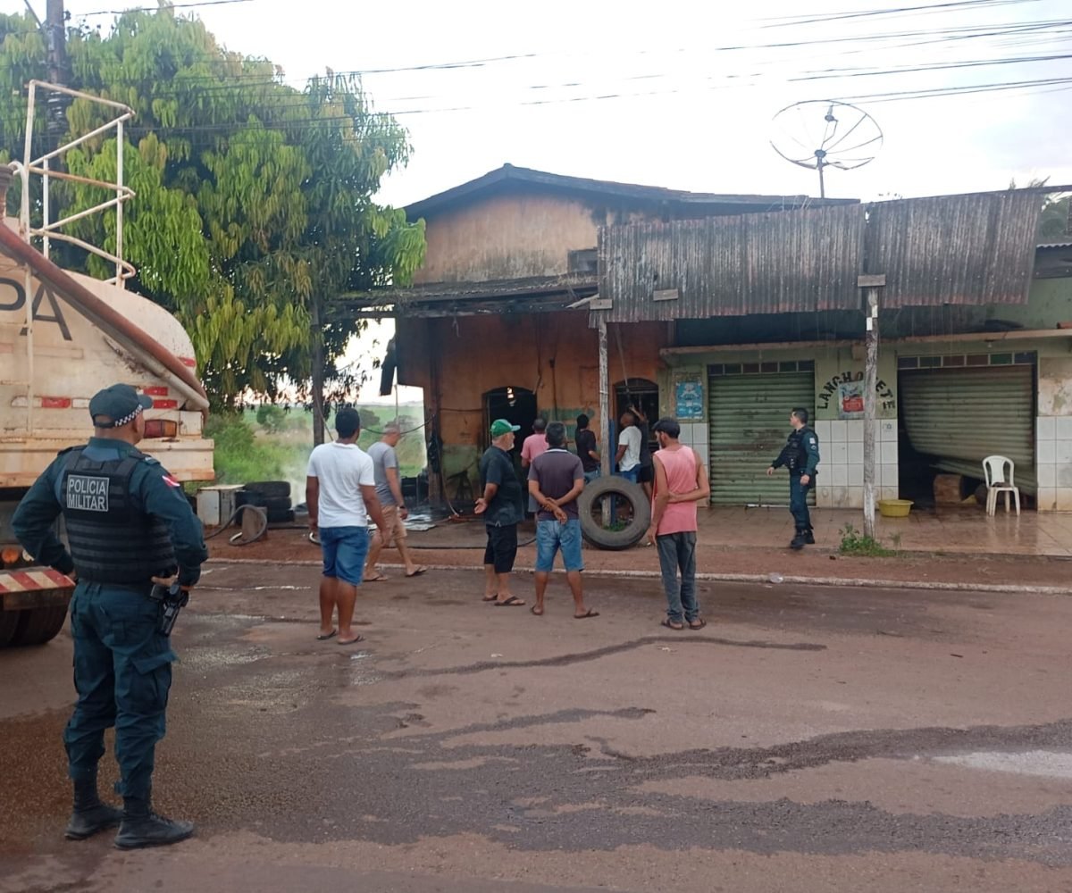 ções causasse prejuízos ainda maiores na tarde de domingo (7). As chamas atingir
