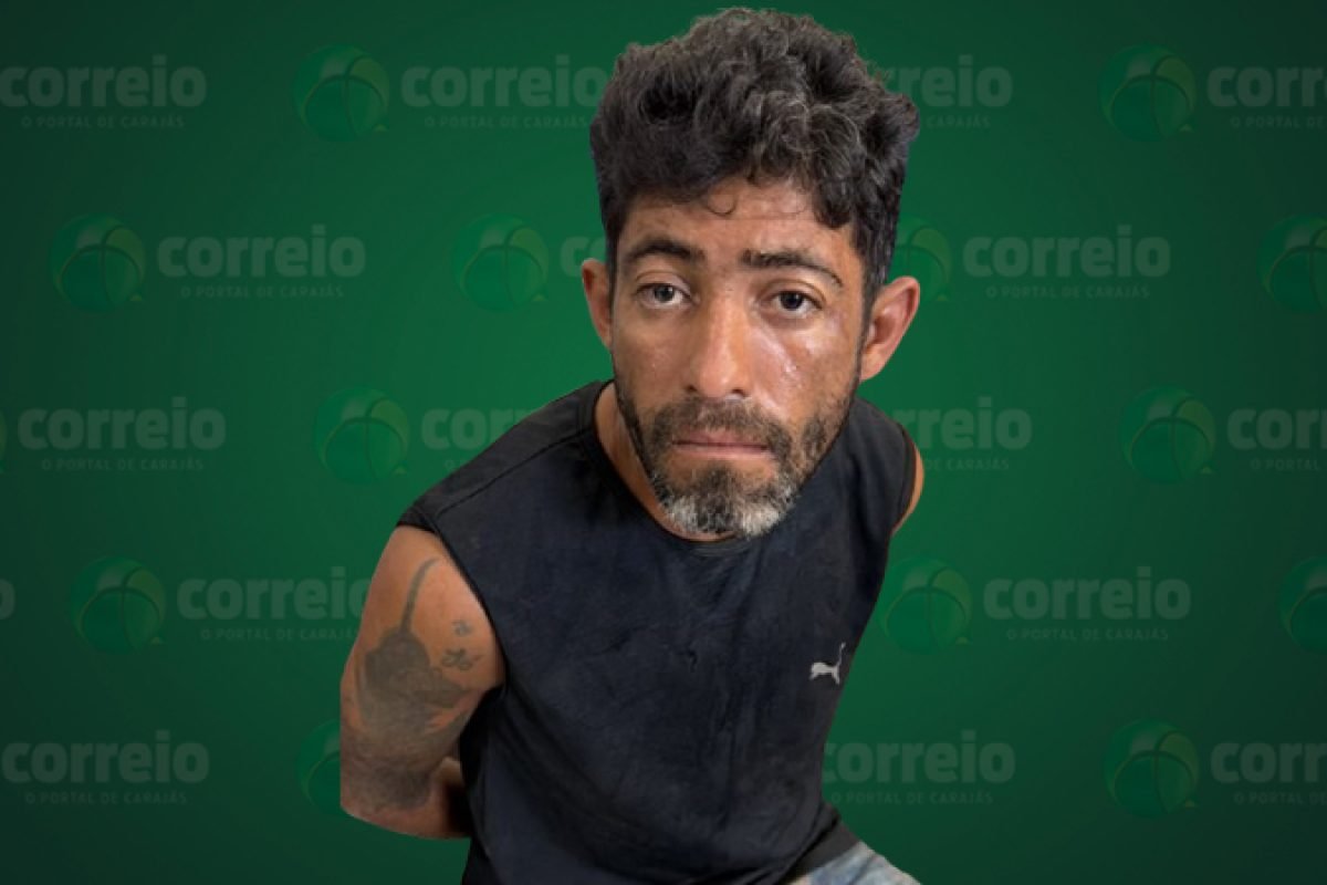 Homem com barba e regata preta, mãos para trás, em frente a fundo verde com logo 'Correio'.