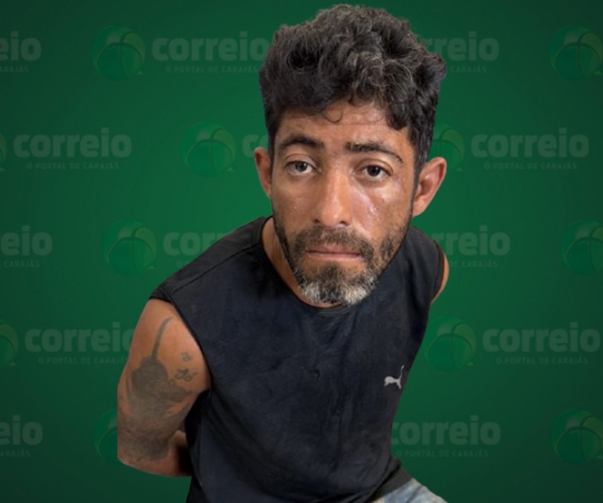 Homem com barba e regata preta, mãos para trás, em frente a fundo verde com logo 'Correio'.