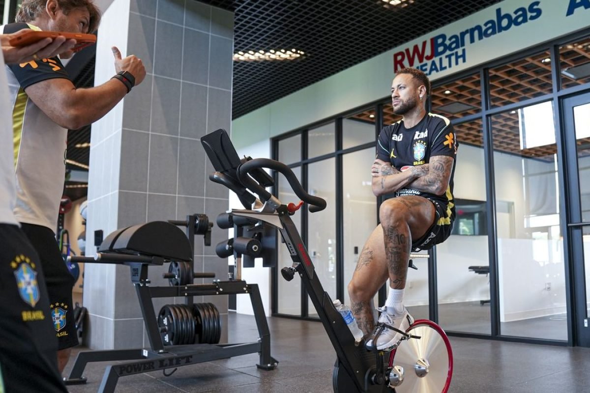 Neymar apresenta evolução em recuperação e segue cronograma da seleção brasileira