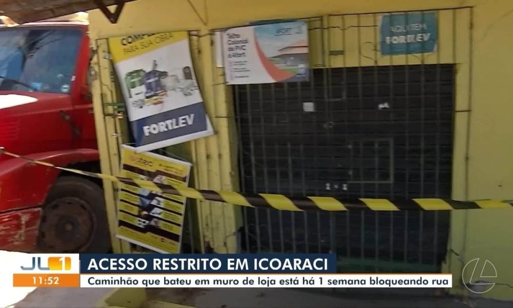 Caminhão que atingiu loja mantém rua interditada, em Icoaraci