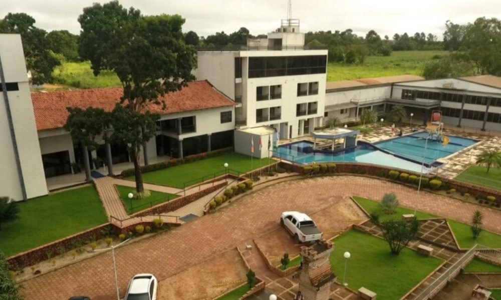 uma paisagem que combina áreas verdes, lagos e tranquilidade, o resort foi plane
