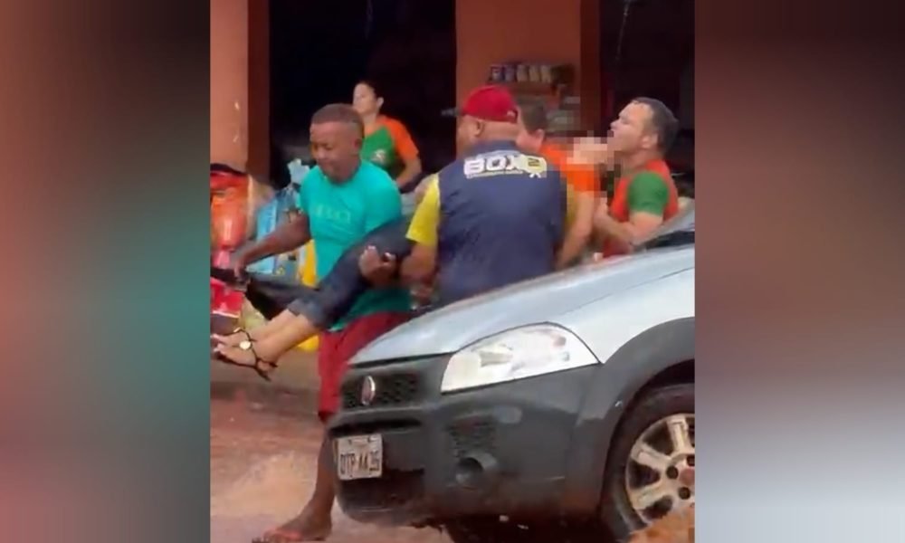 populares durante chuva em Santarém, no PA Uma mulher foi resgatada, após cair e