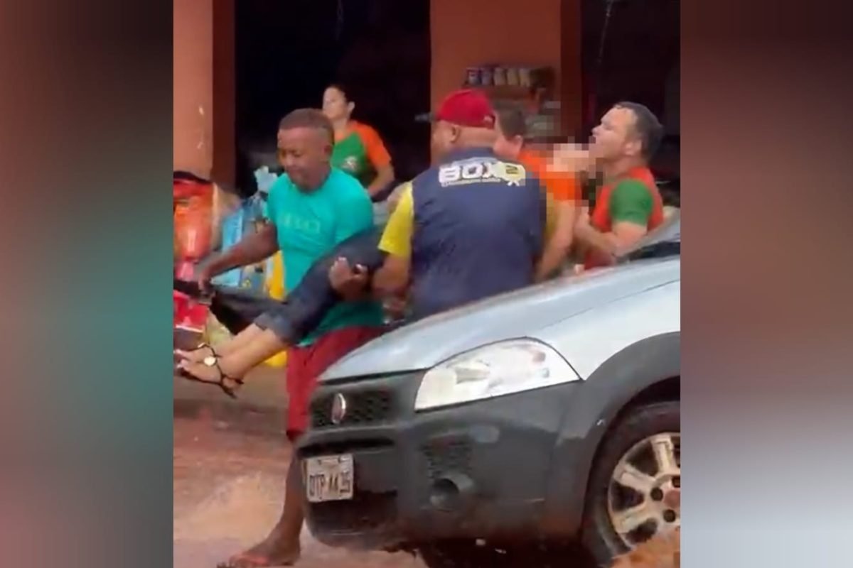 populares durante chuva em Santarém, no PA Uma mulher foi resgatada, após cair e