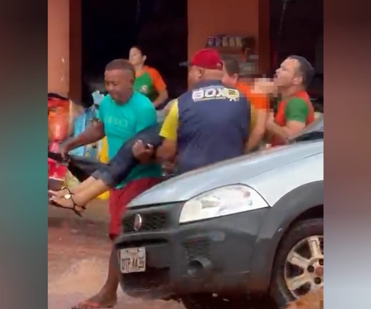 populares durante chuva em Santarém, no PA Uma mulher foi resgatada, após cair e