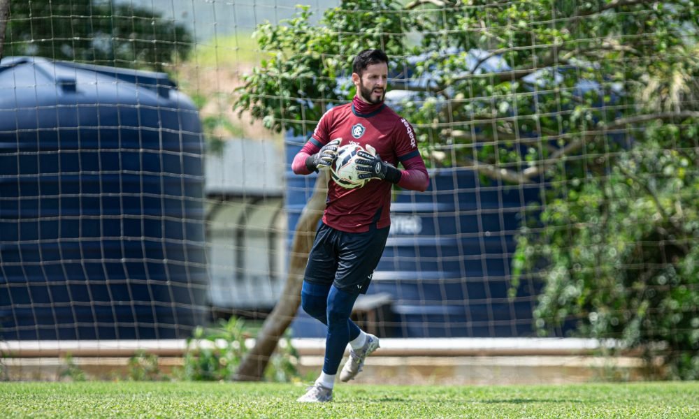 uma artroscopia. Na época, ele tinha previsão para após o término da competição