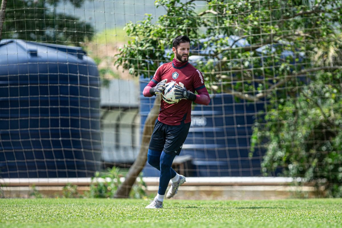 uma artroscopia. Na época, ele tinha previsão para após o término da competição