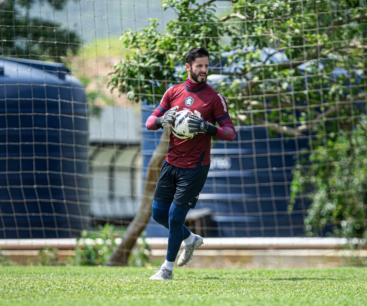 uma artroscopia. Na época, ele tinha previsão para após o término da competição