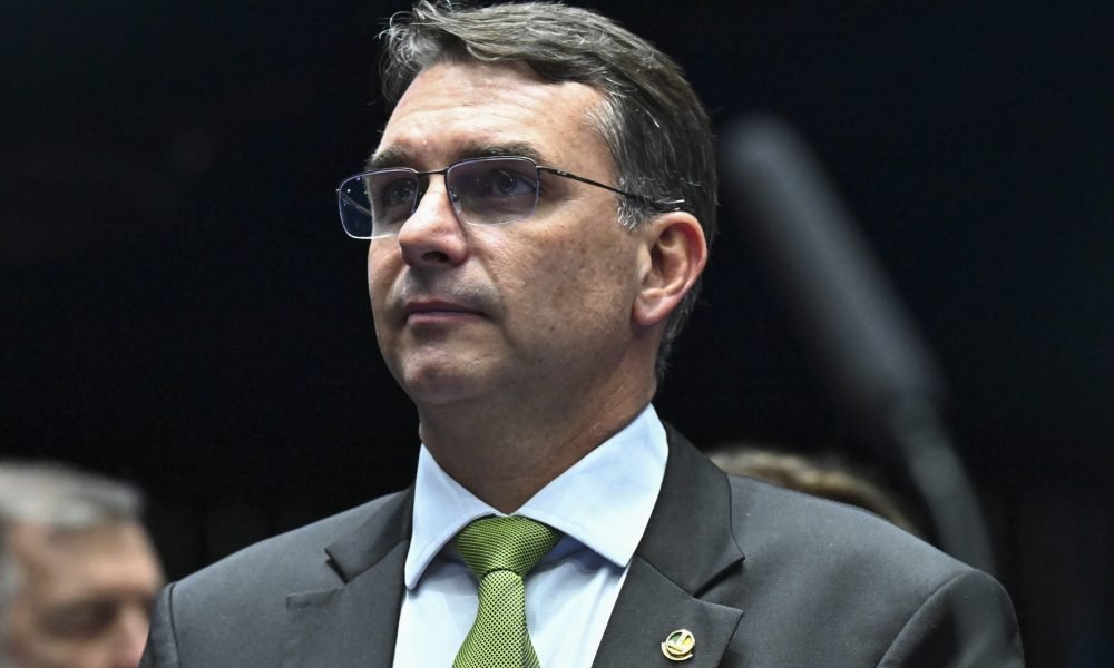 volta das 12h, em Altamira, cidade a 813 km de Belém. O senador se reuniu com li