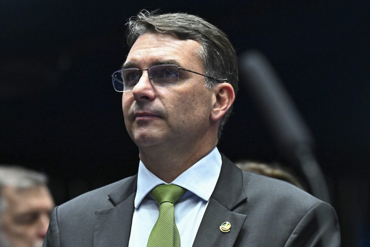 volta das 12h, em Altamira, cidade a 813 km de Belém. O senador se reuniu com li