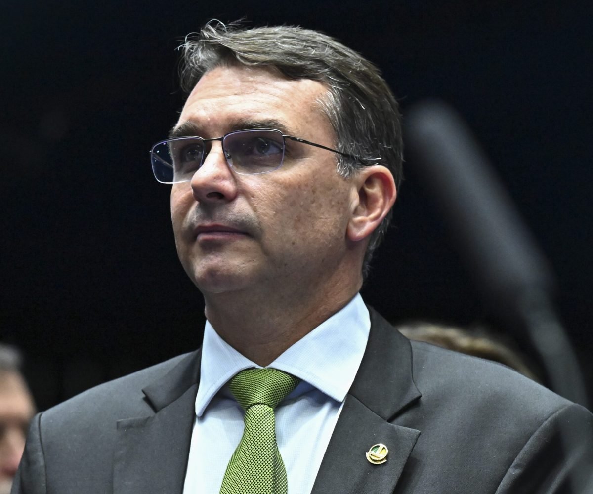 volta das 12h, em Altamira, cidade a 813 km de Belém. O senador se reuniu com li