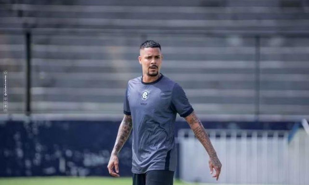 ada de destaque no futebol asiático. Natural de Maceió (AL), o jogador foi o pri