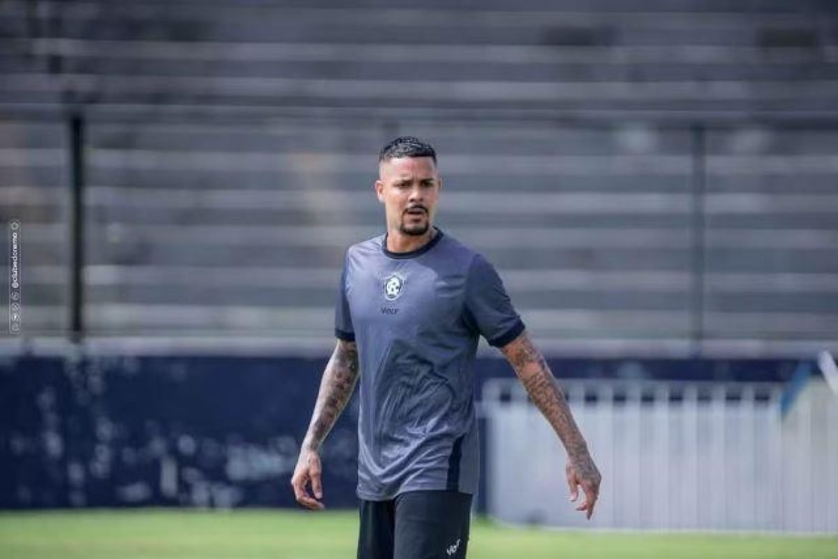ada de destaque no futebol asiático. Natural de Maceió (AL), o jogador foi o pri