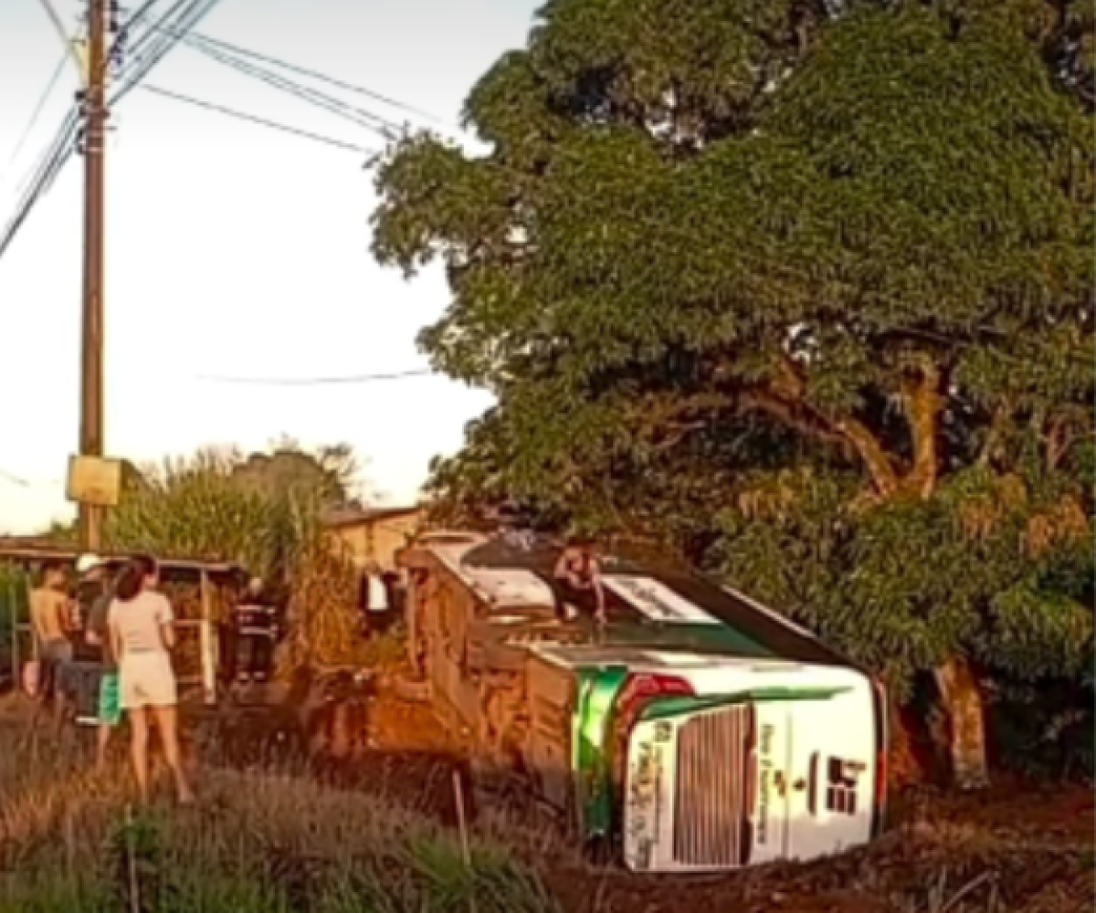 testemunhas indicam o veículo com avarias após a ocorrência. Condutores de veícu