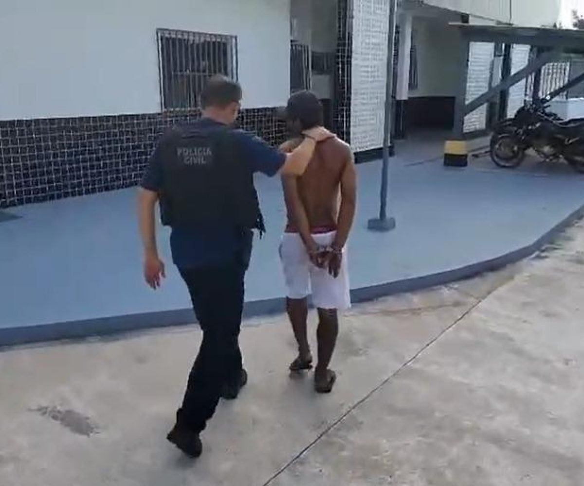 al qualificada por violência doméstica e ameaça contra a própria companheira. De