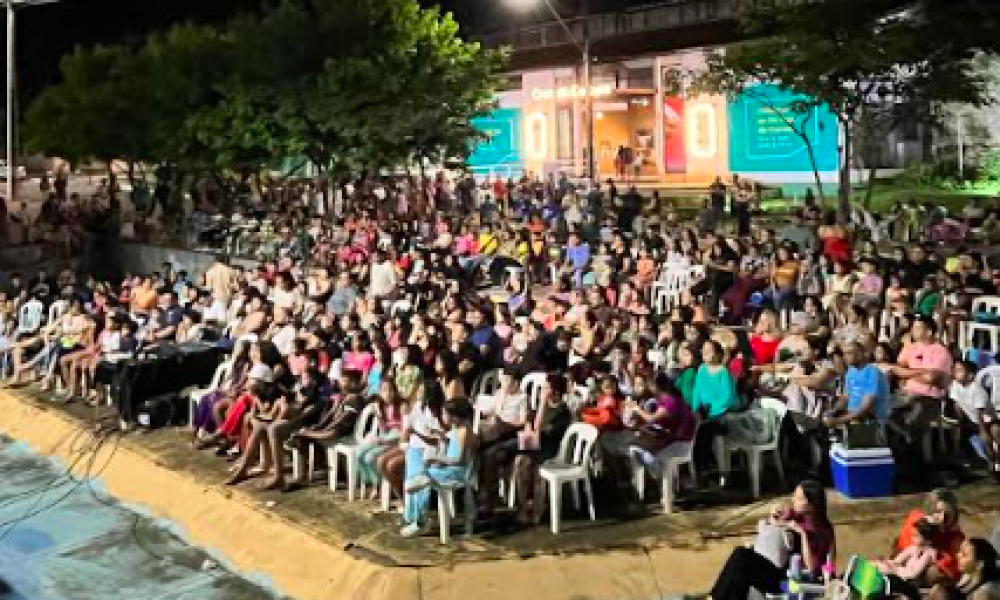 meio da arte, promovendo momentos de lazer, integração social e fortalecimento d