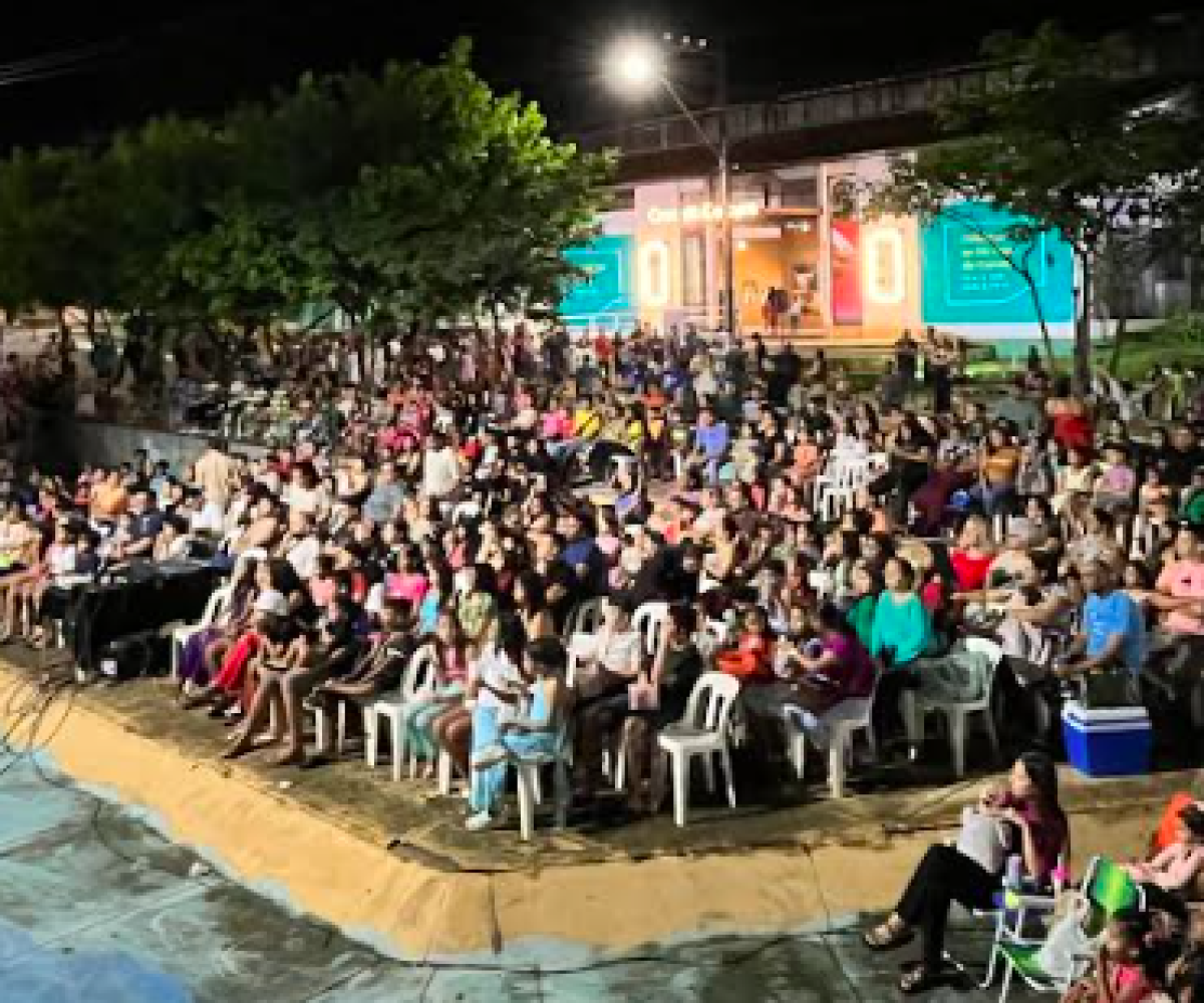 meio da arte, promovendo momentos de lazer, integração social e fortalecimento d