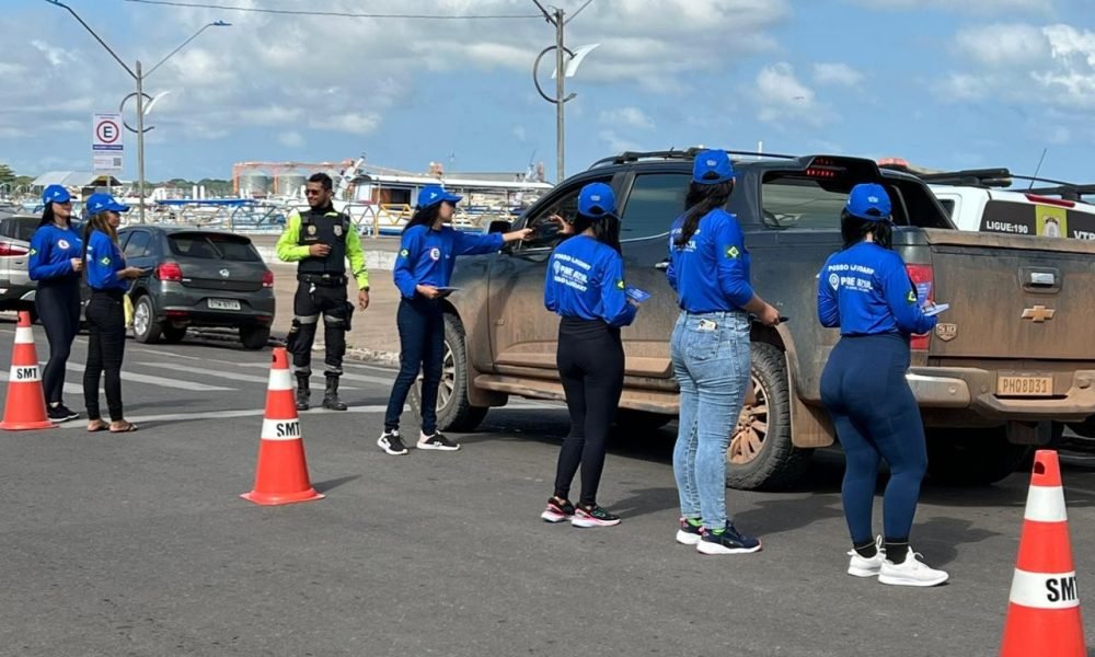 empregados da concessionária que atua no estacionamento rotativo “Pare Azul”, na