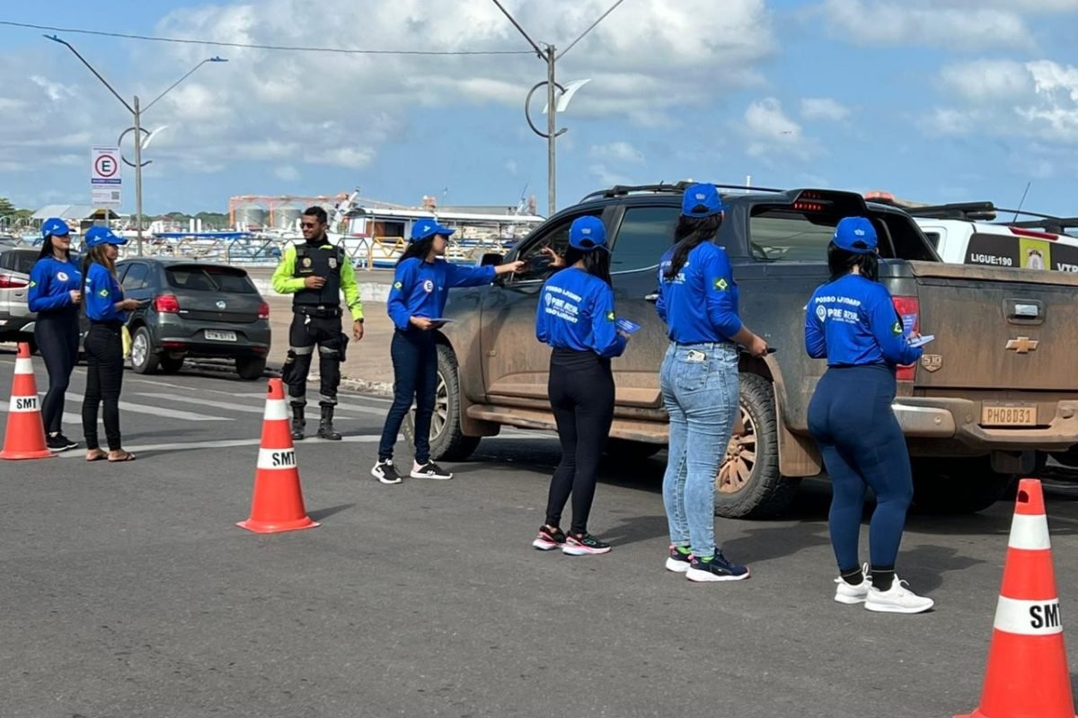 empregados da concessionária que atua no estacionamento rotativo “Pare Azul”, na