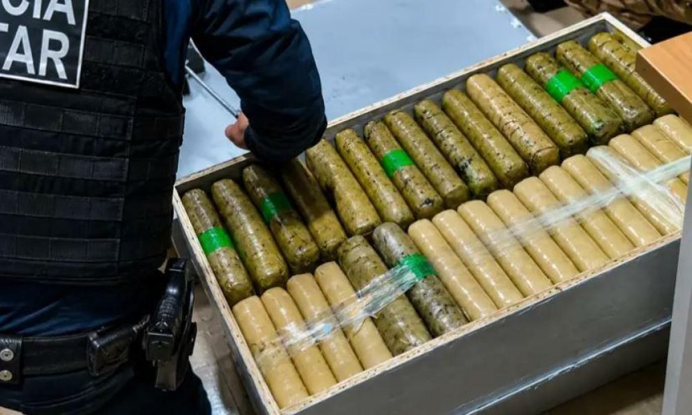 tados no interior de um veículo embarcado em uma balsa. Em uma tentativa de difi