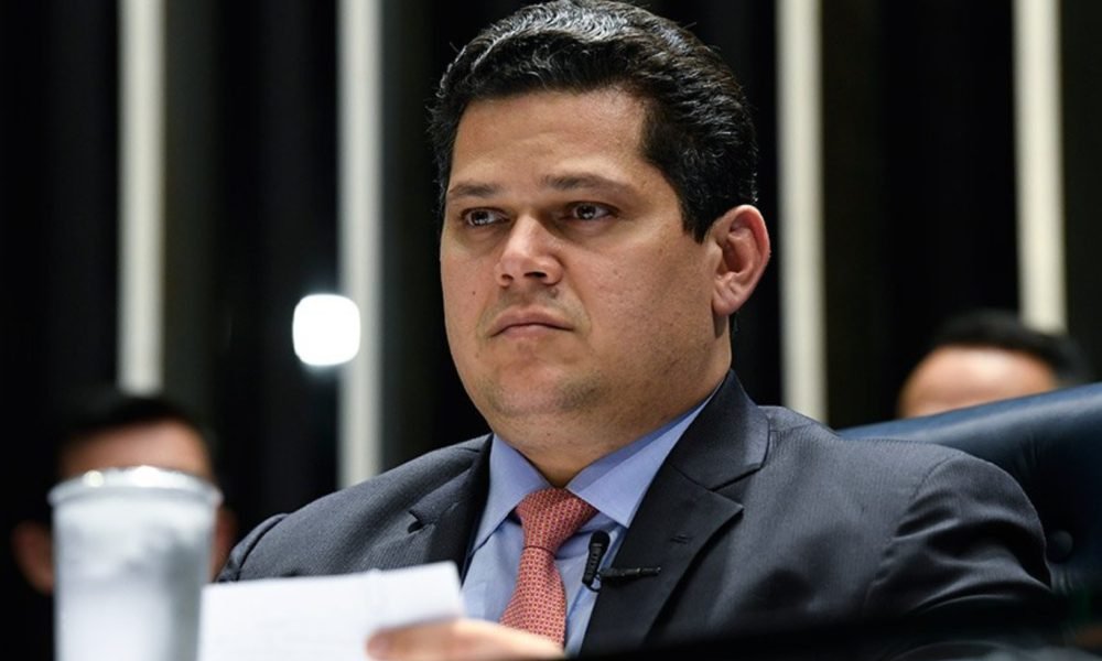 Davi Alcolumbre colocará em Plenário PEC sobre aposentadoria de agentes de saúde. Na imagem, o presidente do Senado