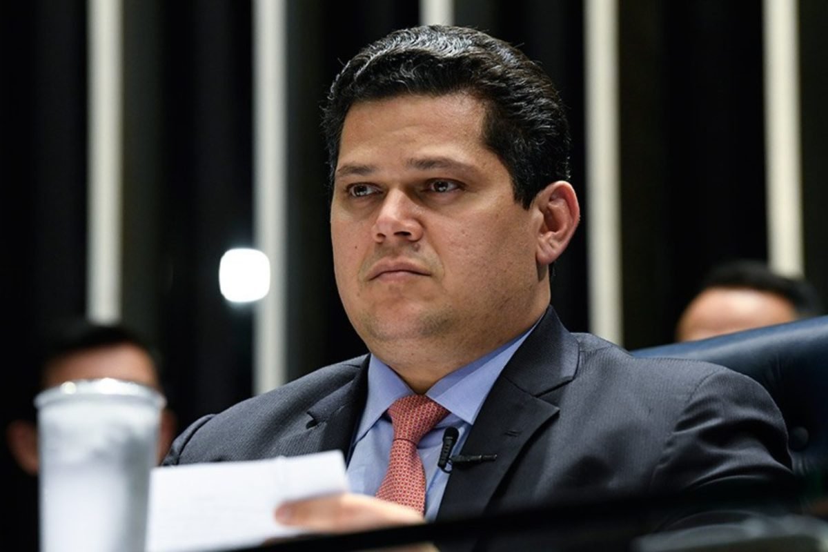 Davi Alcolumbre colocará em Plenário PEC sobre aposentadoria de agentes de saúde. Na imagem, o presidente do Senado