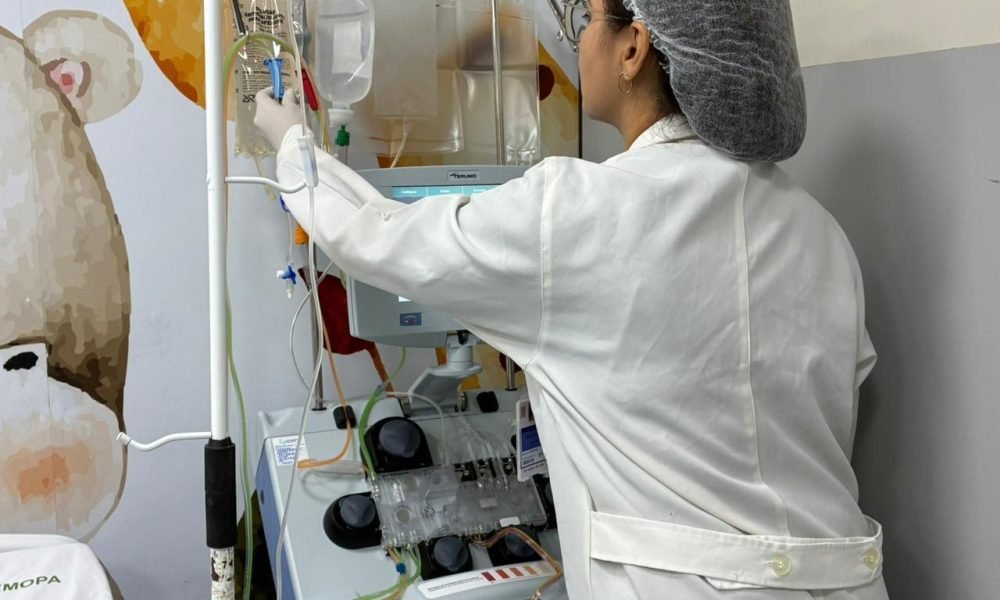 meio de um equipamento automatizado de aférese, capaz de retirar parte das hemác