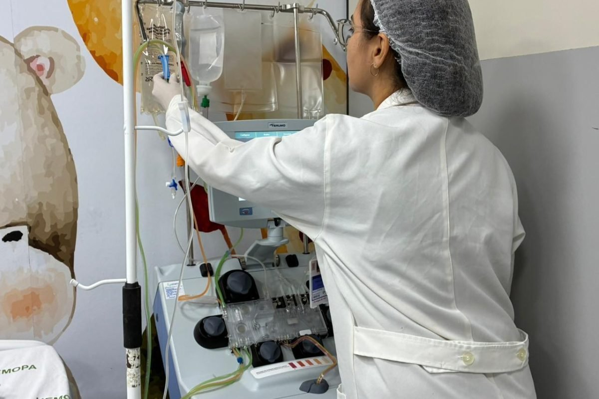 meio de um equipamento automatizado de aférese, capaz de retirar parte das hemác