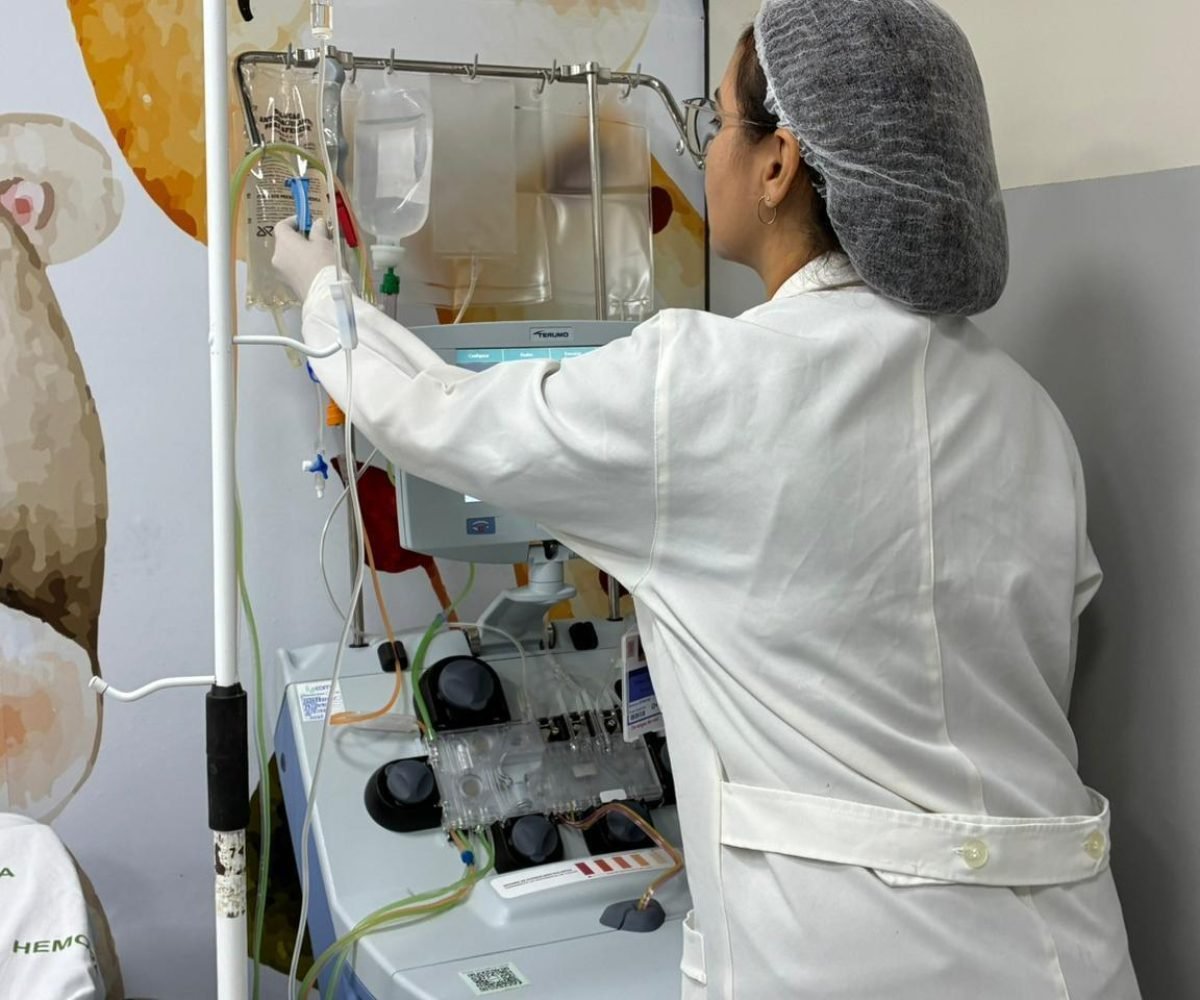 meio de um equipamento automatizado de aférese, capaz de retirar parte das hemác