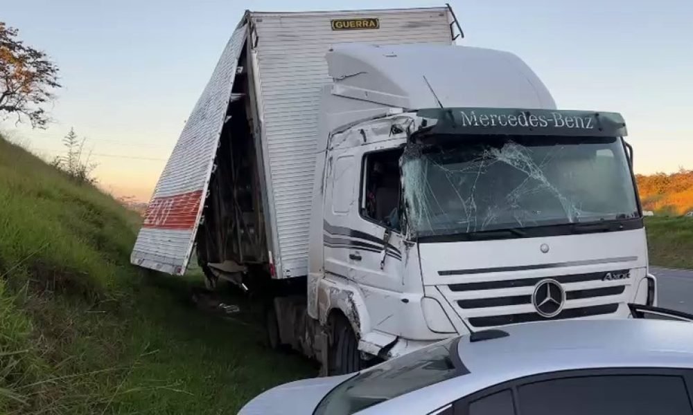 Acidente com carreta causa interdição na Rodovia dos Bandeirantes em Campinas
