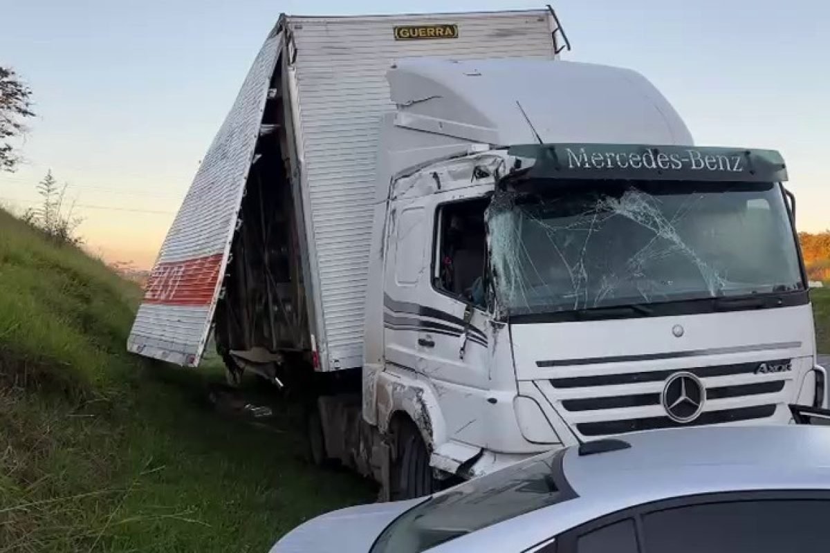 Acidente com carreta causa interdição na Rodovia dos Bandeirantes em Campinas