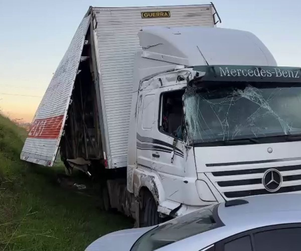 Acidente com carreta causa interdição na Rodovia dos Bandeirantes em Campinas