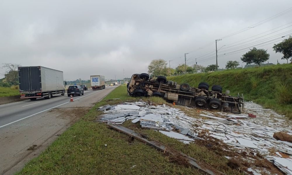 Acidente com caminhão causa interdição e lentidão na Rodovia Presidente Dutra