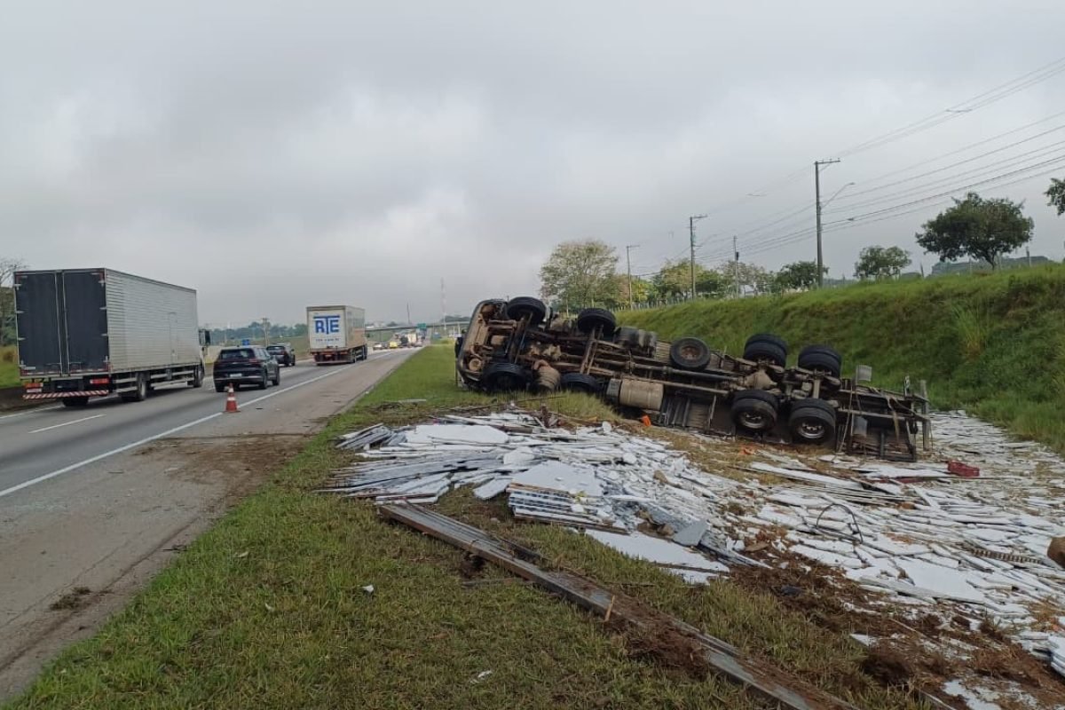 Acidente com caminhão causa interdição e lentidão na Rodovia Presidente Dutra