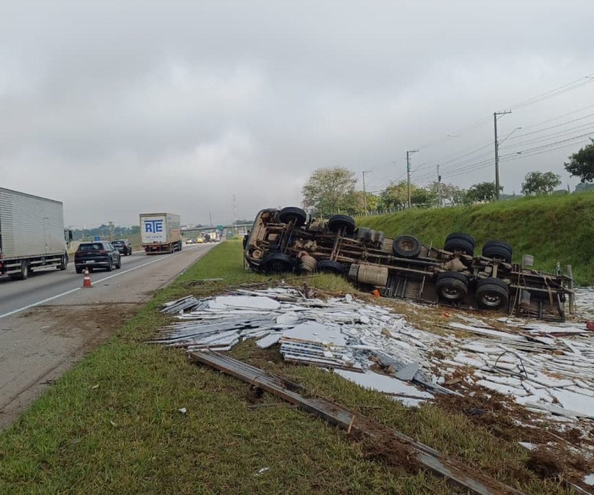 Acidente com caminhão causa interdição e lentidão na Rodovia Presidente Dutra