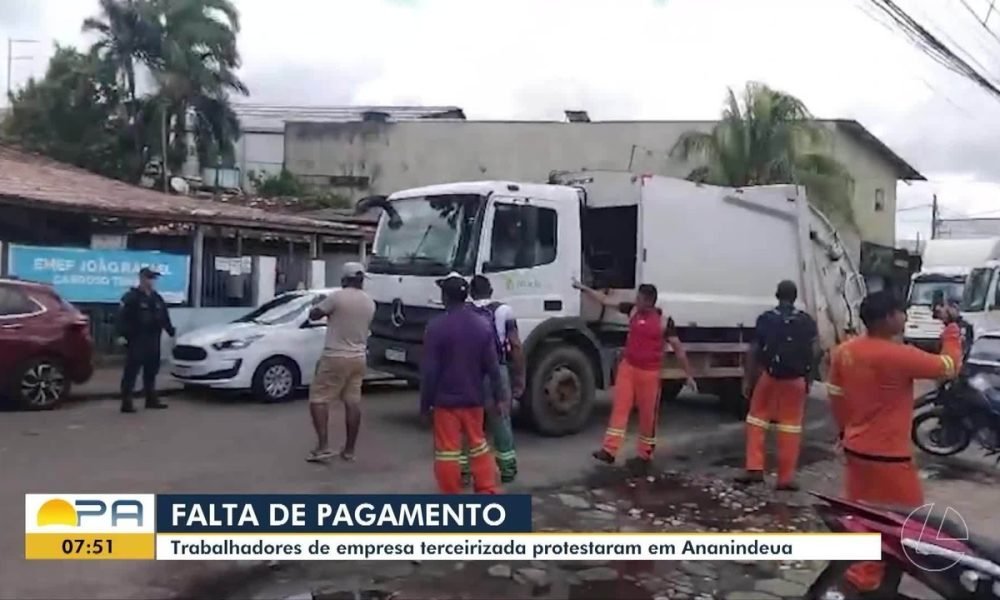 Trabalhadores protestam por salários atrasados e bloqueiam empresa, em Ananindeua, no PA