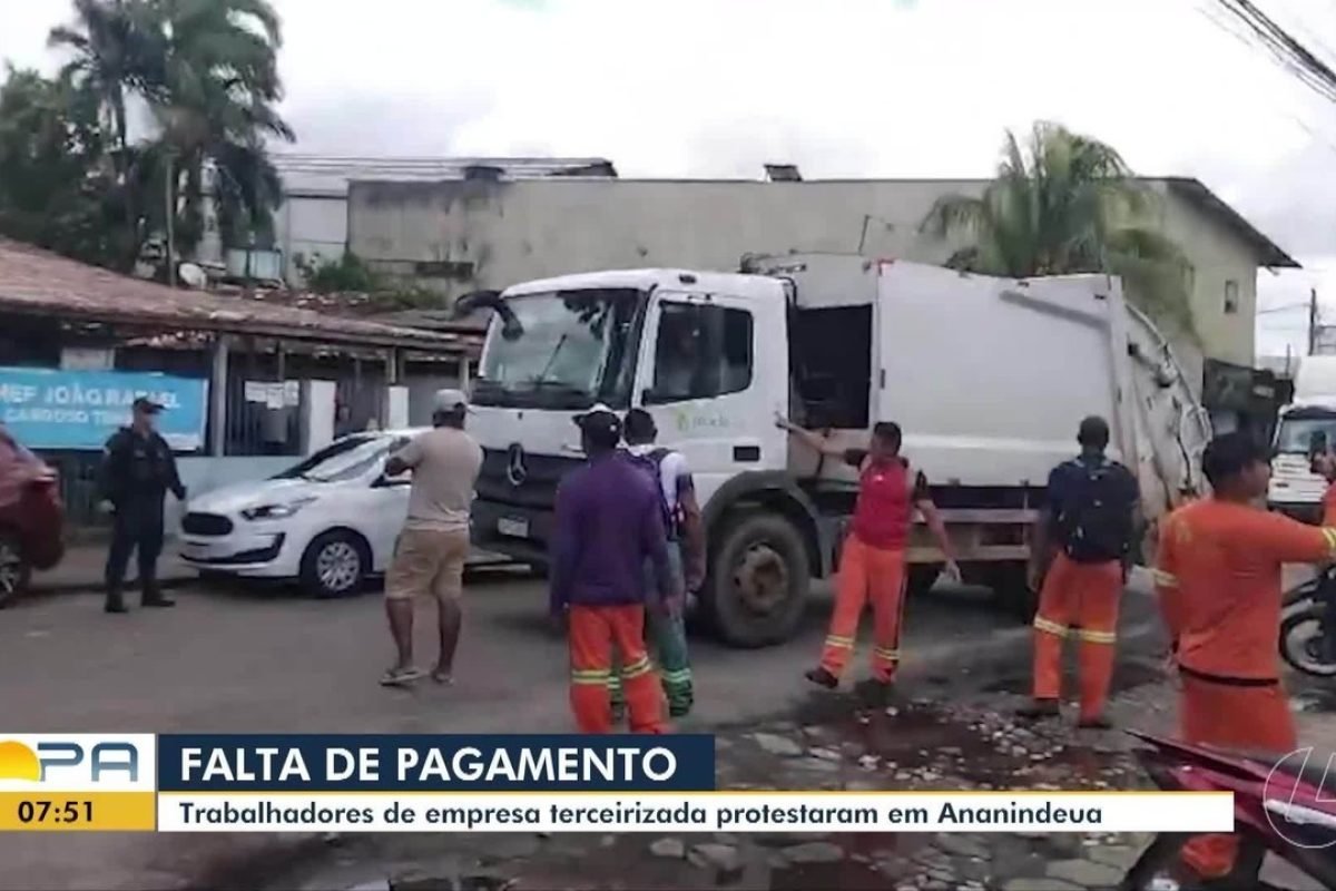 Trabalhadores protestam por salários atrasados e bloqueiam empresa, em Ananindeua, no PA