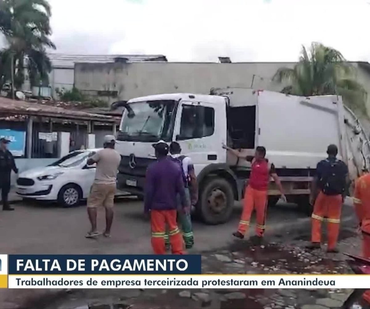 Trabalhadores protestam por salários atrasados e bloqueiam empresa, em Ananindeua, no PA