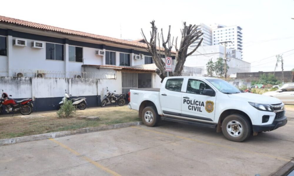 Viaturas da Polícia Civil do Brasil estacionadas em frente a uma delegacia.
