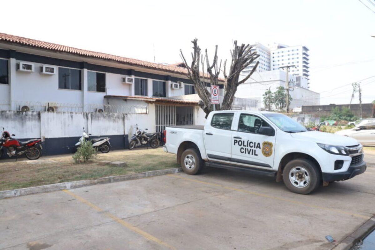 Viaturas da Polícia Civil do Brasil estacionadas em frente a uma delegacia.