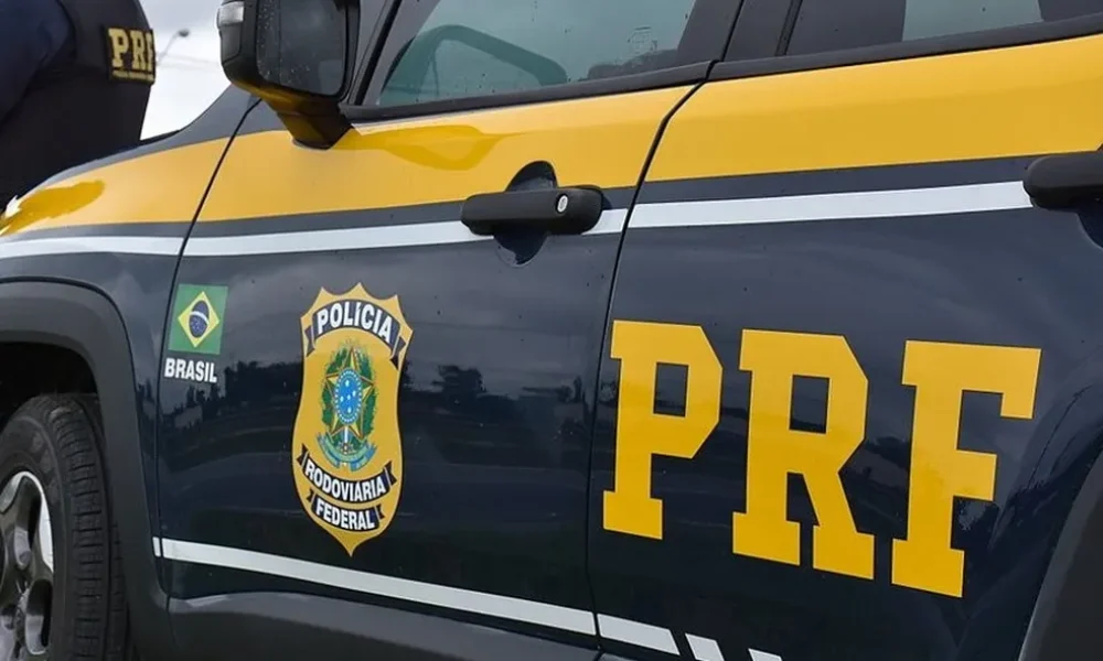 Viatura da Polícia Rodoviária Federal (PRF) com seu emblema.