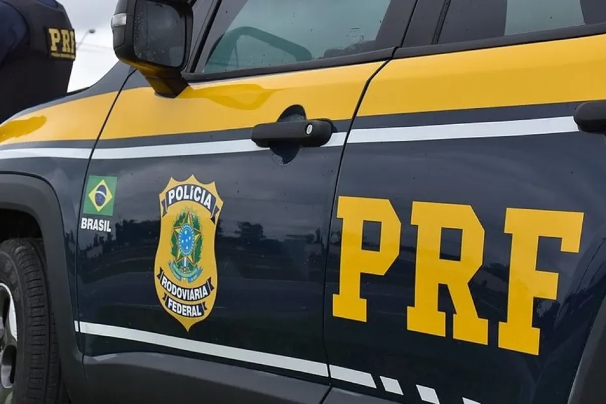 Viatura da Polícia Rodoviária Federal (PRF) com seu emblema.