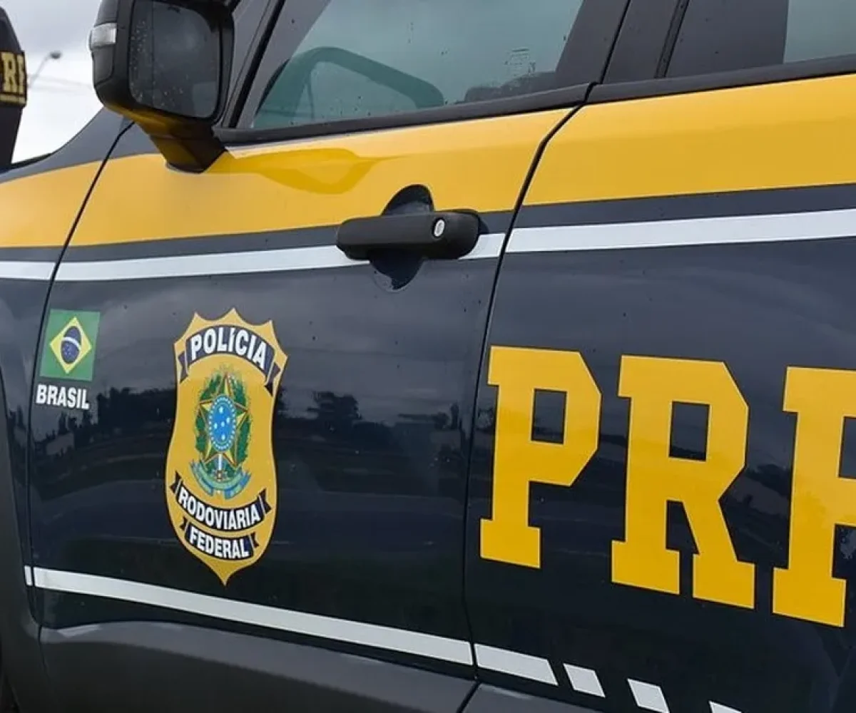 Viatura da Polícia Rodoviária Federal (PRF) com seu emblema.