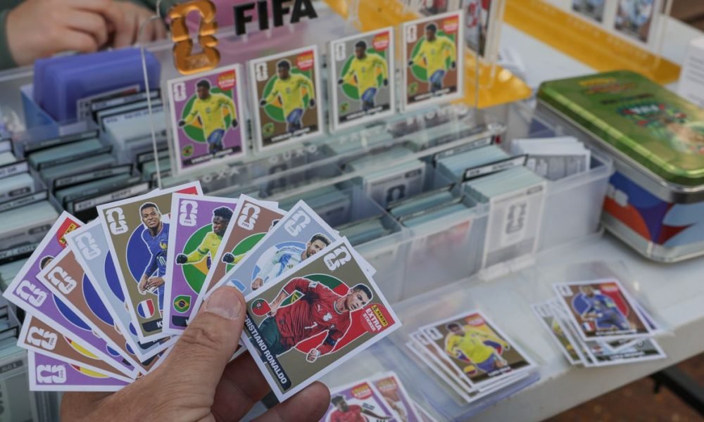 Troca de figurinhas vira estratégia para colecionadores driblarem o alto custo do álbum da Copa