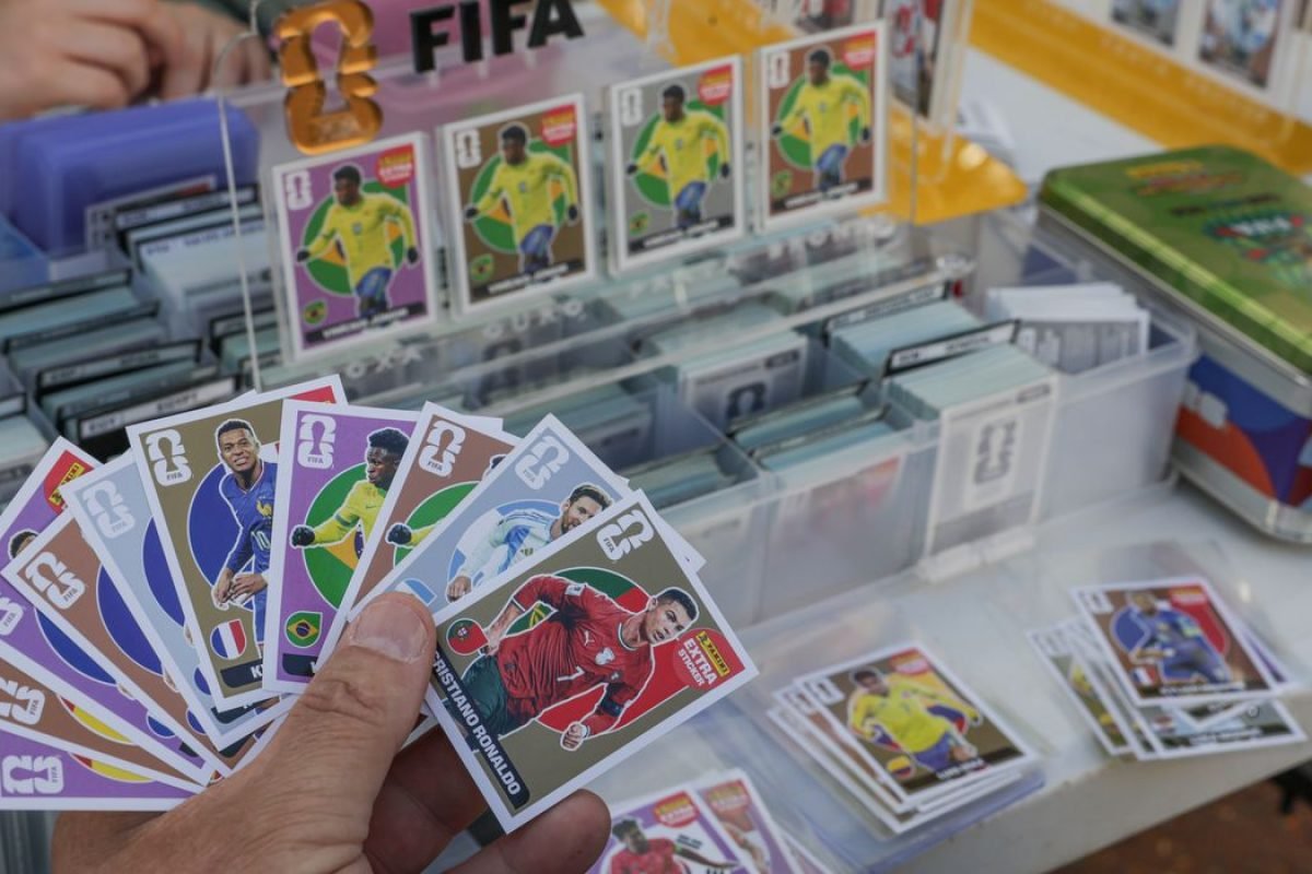 Troca de figurinhas vira estratégia para colecionadores driblarem o alto custo do álbum da Copa