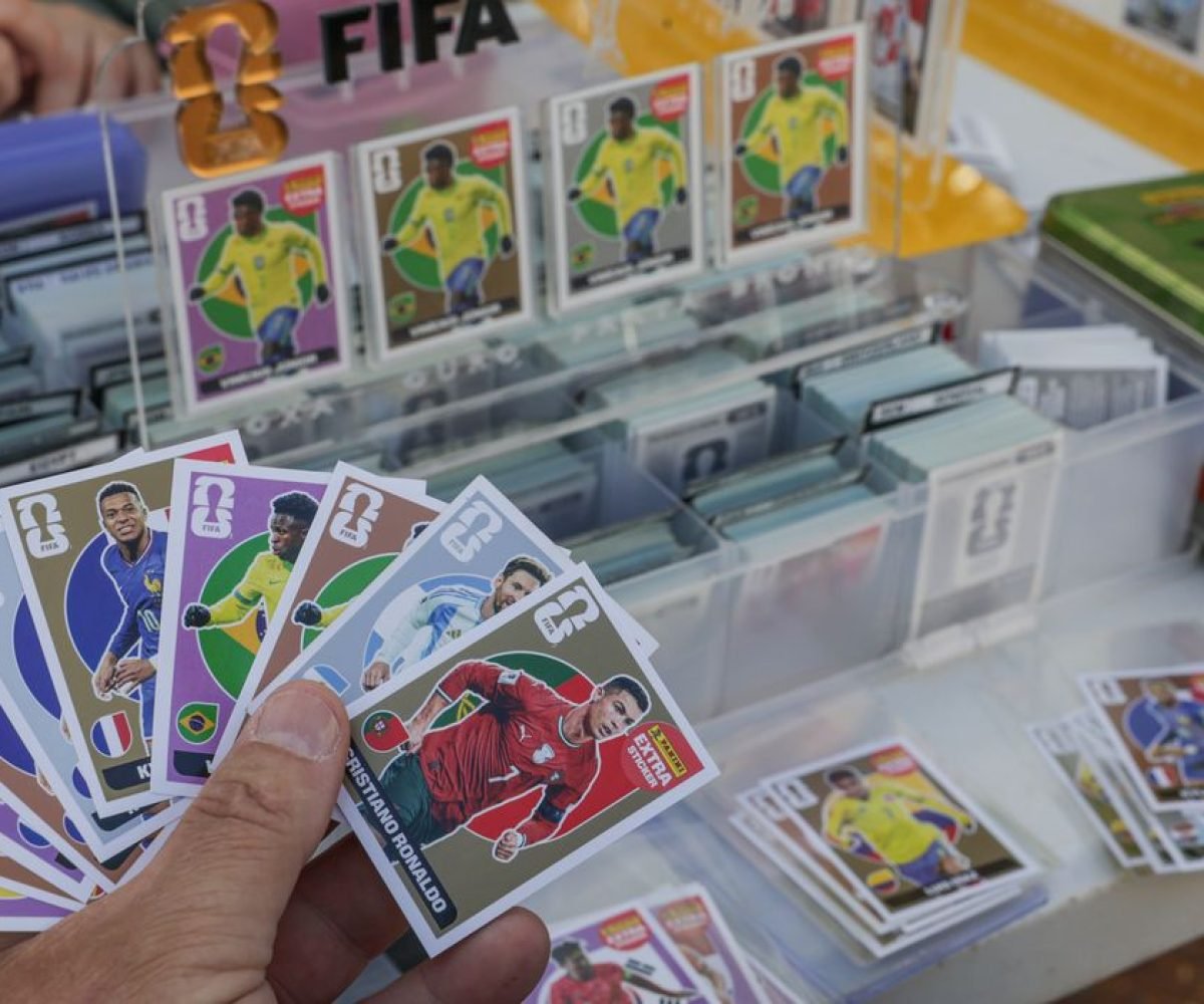 Troca de figurinhas vira estratégia para colecionadores driblarem o alto custo do álbum da Copa